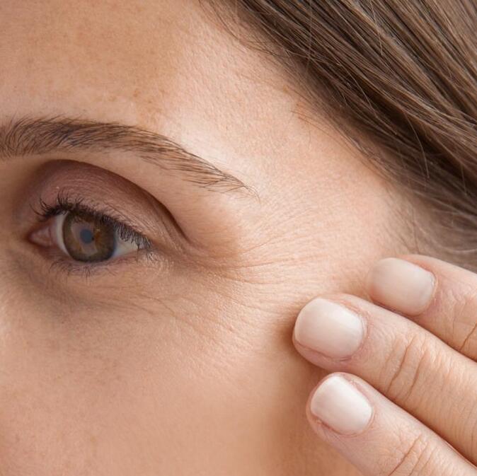 Nærbilde av aldrende hud med fine linjer og rynker rundt øyet